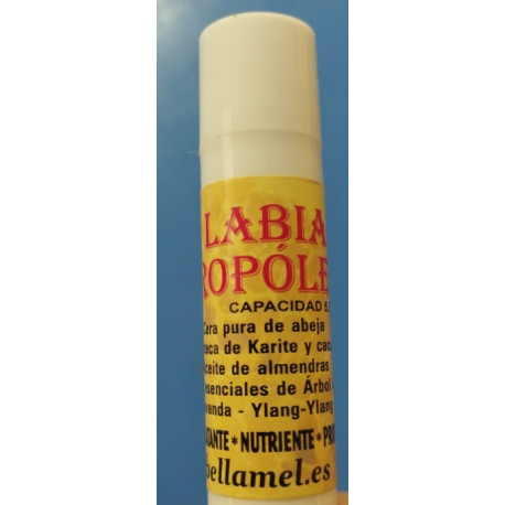 Stick labial casero con Propóleos leo, aceites esenciales, manteca de cacao y karite.